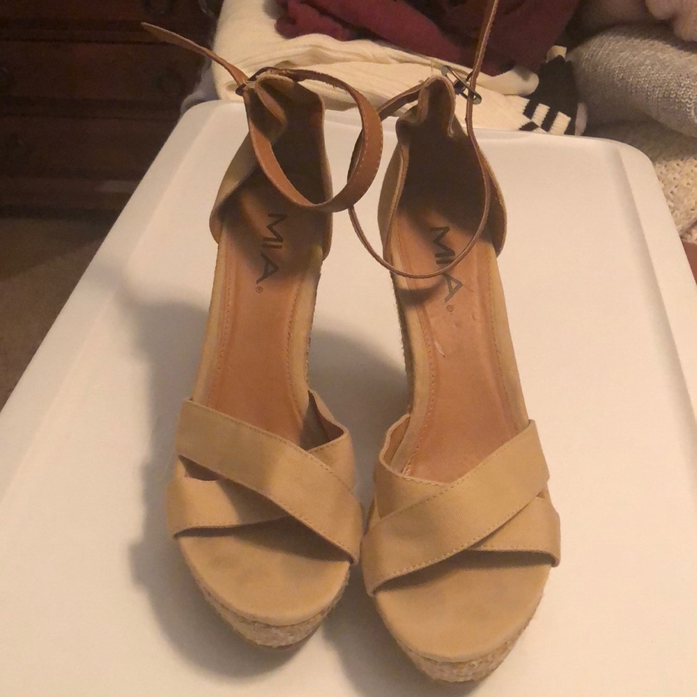 Nude wedges